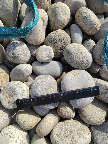 Kamenclub.ru: Галька речная окат (серо-белая) фр. 70-120 мм купить  в Королеве галька галечник бело-серая, серо-белая, серая, белая речная природная галька  8000 руб/т   фото КАМЕНЬ КЛУБ