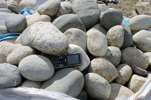 Kamenclub.ru: Речной валун (Ассорти) фр.100-300 мм.  купить в Королеве галечник серый, темно-серый, светло-серый речная галька крупных размеров 4200 руб/т   фото КАМЕНЬ КЛУБ