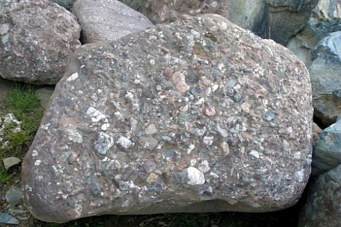 Kamenclub.ru: Конгломераты фр. 300-1000 мм.  купить в Королеве кварц мрамор диабаз коричневый, серый зеленоватый речной валун крупный 6500 руб/т   фото КАМЕНЬ КЛУБ