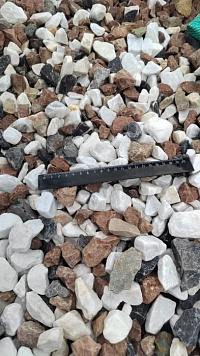 Kamenclub.ru: Мраморная крошка (щебень крошка микс : белый-черный-розовый) фр. 20-40 мм.  купить в Королеве мрамор белый, черный, розовый декоративная ландшафтная крошка 12000 руб/т   фото КАМЕНЬ КЛУБ