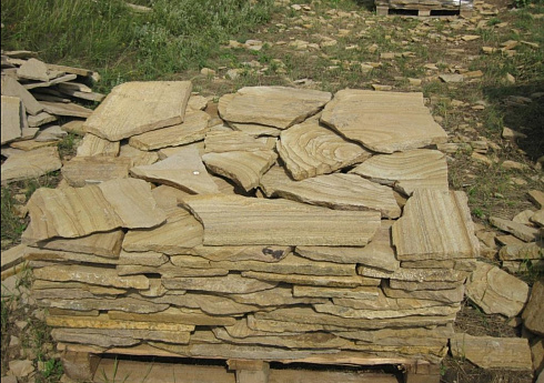 Kamenclub.ru: Песчаник пластушка желтый с разводом под дерево (2 см)  купить в Королеве плитняк желтый с разводами, желтый, рыжий, серый песчаник пластушка рваная ландшафтная 11 000 руб/м3   фото КАМЕНЬ КЛУБ