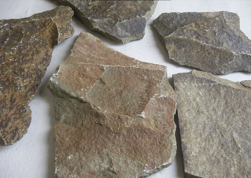 Kamenclub.ru: Песчаник пластушка "фонтанка" серо-зеленая (3,0-5,0 см)  купить в Королеве песчаник серо-зеленая колотые плитки облицовочные пластушки 11400 руб/м3   фото КАМЕНЬ КЛУБ