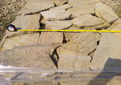 Kamenclub.ru: Песчаник пластушка желтый с разводом под дерево (2 см)  купить в Королеве плитняк желтый с разводами, желтый, рыжий, серый песчаник пластушка рваная ландшафтная 11 000 руб/м3   фото КАМЕНЬ КЛУБ