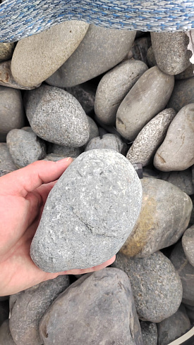 Kamenclub.ru: Галька речная окат (темно-серая) фр. 70-150 мм. купить  в Королеве галька речная темно-серая, синяя, серая речная галька округлая  8000 руб/т   фото КАМЕНЬ КЛУБ