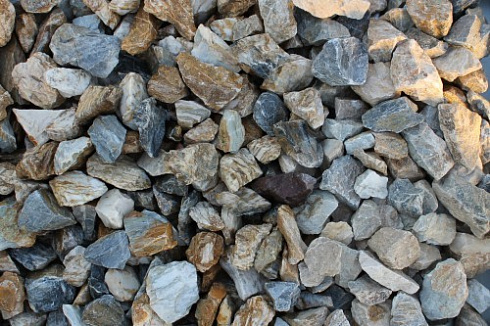 Kamenclub.ru: Мраморная крошка (щебень крошка медовый) фр. 20-40 мм.  купить в Королеве мрамор бежевый рыжий желтый ландшафтная мраморная крошка 12000 руб/т   фото КАМЕНЬ КЛУБ