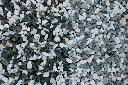 Kamenclub.ru: Мраморная крошка (щебень крошка микс: белый-зеленый) фр. 10-20 мм.  купить в Королеве мрамор белый, зеленый каменная ландшафтная декоративная крошка щебня 9500 руб/т   фото КАМЕНЬ КЛУБ