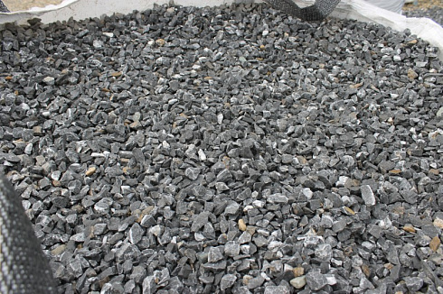 Kamenclub.ru: Щебень крошка черный (мрамор) фр. 40-70 мм.  купить в Королеве мрамор черный с белыми прожилками, черный, белый декоративный щебень 11000 руб/т   фото КАМЕНЬ КЛУБ