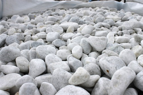 Kamenclub.ru: Мраморная крошка (щебень галтованный белый), фр.20-40 мм.  купить в Королеве мрамор белый бежевый молочный мраморный щебень декоративный 17000 руб/т   фото КАМЕНЬ КЛУБ