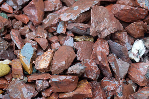 Kamenclub.ru: Щебень крошка красный (ЯШМА) фр. 5-10 мм.  купить в Королеве крошка каменная яшмы красный, бордовый, темно-красный декоративная крошка ландшафтная каменная яшмоидная 8500 руб/т   фото КАМЕНЬ КЛУБ