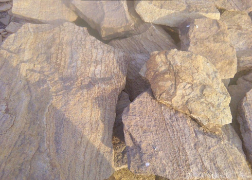 Kamenclub.ru: Песчаник пластушка "фонтанка" желтая (3,0 - 5,0 см)  купить в Королеве песчаник желтая, рыжий, желтый песчаник колотый рваный со сколом облицовочный 16200 руб/м3   фото КАМЕНЬ КЛУБ