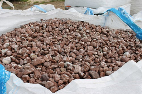 Kamenclub.ru: Мраморная крошка (щебень галтованный розовый) фр.10-20 мм.  купить в Королеве мрамор розовый, красный ландшафтный декоративный окатанный округлый щебень 15000 руб/т   фото КАМЕНЬ КЛУБ