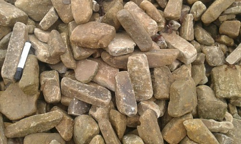 Kamenclub.ru: Песчаник для строительства и кладки блочный (фр 100-200 мм)  купить в Королеве песчаник бежевый серый рыжий валун мелкий для строительства песчаник 6500 руб/т   фото КАМЕНЬ КЛУБ