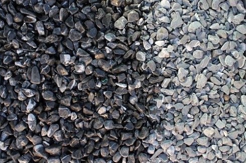 Kamenclub.ru: Щебень галтованный черный (мрамор) фр.10-20 мм.  купить в Королеве мрамор черный с белыми прожилками, черный, белый окатанный округлый ландшафтный декоративный щебень 15000 руб/т   фото КАМЕНЬ КЛУБ