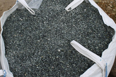 Kamenclub.ru: Щебень крошка зеленый (змеевик) фр. 10-20 мм.  купить в Королеве змеевик зеленый, салатовый декоративная ландшафтная каменная крошка щебня 7 200 руб/т   фото КАМЕНЬ КЛУБ