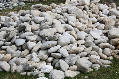 Kamenclub.ru: Бело-серый валунчик фр.100-300 мм.  купить в Королеве крупный камень для ландшафта серый, белый бело-серый валун крупная галька 4500 руб/т   фото КАМЕНЬ КЛУБ