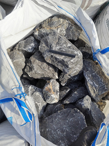 Kamenclub.ru: Черный мрамор скальник фр. 100-500 мм.  купить в Королеве мрамор черный белый серый крупный колотый валун ландшафтный 8500 руб/т   фото КАМЕНЬ КЛУБ