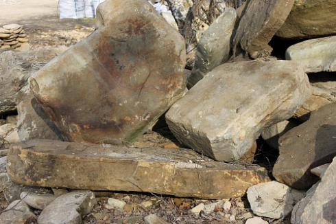 Kamenclub.ru: Песчаник плиты - плахи - пошаговые дорожки (фр. 70-150 мм)  купить в Королеве песчаник серый бежевый желтый зеленый колотый песчаник строительный 6500 руб/т   фото КАМЕНЬ КЛУБ