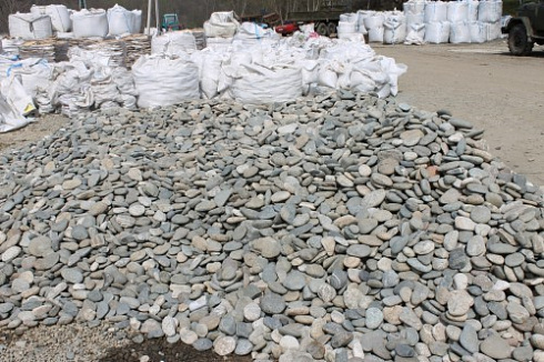 Kamenclub.ru: Галька речная плоская (ассорти) фр. 70-150 мм. купить  в Королеве галька галечник серый белый темно-серый синий светло-серый плоская природная галька  9000 руб/т   фото КАМЕНЬ КЛУБ