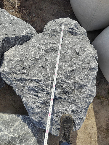Kamenclub.ru: Черный мрамор скальник фр. 1000-1500 мм.  купить в Королеве мрамор черный белый серый крупный колотый валун ландшафтный 9000 руб/т   фото КАМЕНЬ КЛУБ