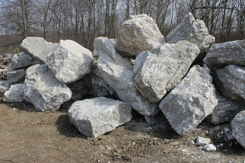 Kamenclub.ru: Мраморизированный известняк фр.500-1500 мм.  купить в Королеве    10000 руб/т   фото КАМЕНЬ КЛУБ