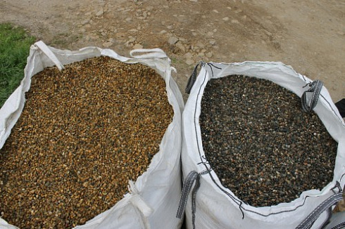 Kamenclub.ru: Галька окат (серо-желтая) фр.10-20 мм. купить  в Королеве галька серо-желтая, рыжая, серый речная окатанная округлая галька 5000 руб/т   фото КАМЕНЬ КЛУБ