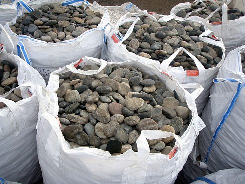 Kamenclub.ru: Галька речная плоская (ассорти) фр. 100-200-300 мм. купить  в Королеве галька плоская разноцветная серый белый темно-серый синий речная галька ландшафтная 8000 руб/т   фото КАМЕНЬ КЛУБ