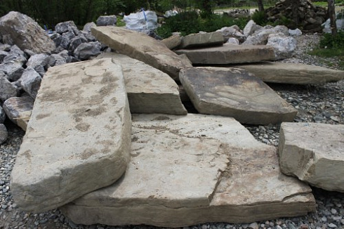 Kamenclub.ru: Песчаник плиты - плахи - пошаговые дорожки (фр. 70-150 мм)  купить в Королеве песчаник серый бежевый желтый зеленый колотый песчаник строительный 6500 руб/т   фото КАМЕНЬ КЛУБ