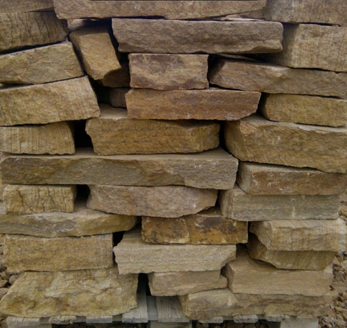 Kamenclub.ru: Песчаник пластушка желтый с рисунком (7-15 см)  купить в Королеве плитняк - пластушка - бут желтый песчаник 10200 руб/м3   фото КАМЕНЬ КЛУБ