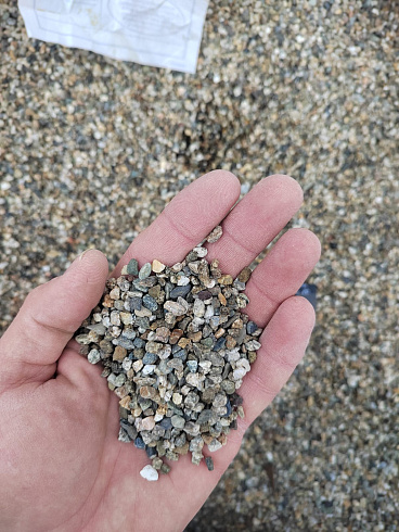 Kamenclub.ru: Галька речная окат (серая) фр.3-5 мм купить  в Королеве галька речная серая бежевый темно-серый окатанный речной камень округлый 9500 руб/т   фото КАМЕНЬ КЛУБ