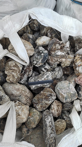 Kamenclub.ru: Кварцевый валунчик фр.100-300 мм.  купить в Королеве кварц белый, бежевый молочный рыжий крупный природный камень галечник 7850 руб/т   фото КАМЕНЬ КЛУБ