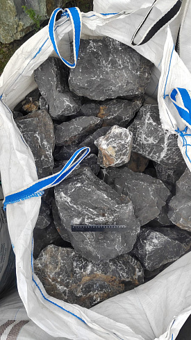 Kamenclub.ru: Черный мрамор скальник фр. 100-500 мм.  купить в Королеве мрамор черный белый серый крупный колотый валун ландшафтный 8500 руб/т   фото КАМЕНЬ КЛУБ