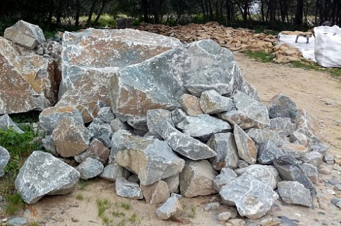 Kamenclub.ru: Гранит скальник (серо-зеленый) фр. 500-1500 мм.  купить в Королеве гранит мрамор  серый зеленый темно-серый глыба скальная колотая ландшафтная 7 500 руб/т   фото КАМЕНЬ КЛУБ