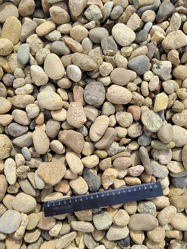 Kamenclub.ru: Галька речная окат рыжая фр. 20-40 мм. купить  в Королеве галька речная окатанная рыжая желтая серая округлая речная галька 5000 руб/т   фото КАМЕНЬ КЛУБ