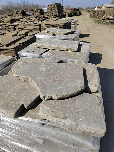 Kamenclub.ru: Песчаник пластушка галтованная светло-серая (3,0 см)  купить в Королеве песчаник светло-серый, серый ландшафтный камень рваный колотый 21000 руб/м3   фото КАМЕНЬ КЛУБ