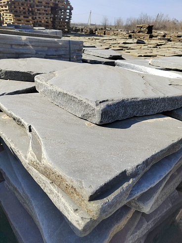 Kamenclub.ru: Песчаник пластушка светло-серый (4,0 - 6,0 см)  купить в Королеве плитняк - пластушка светло-серый песчаник 12600 руб/м3   фото КАМЕНЬ КЛУБ