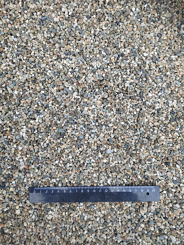 Kamenclub.ru: Галька речная окат (серая) фр.3-5 мм купить  в Королеве галька речная серая бежевый темно-серый окатанный речной камень округлый 9500 руб/т   фото КАМЕНЬ КЛУБ