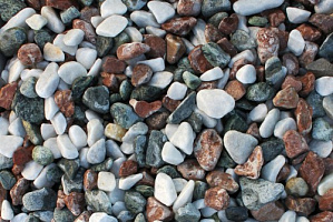 Kamenclub.ru: Мраморная крошка (щебень галтованный микс:белый-черный-розовый) фр.40-70 мм.  купить в Королеве мрамор белый, черный розовый декоративный щебень галтованный 15500 руб/т   фото КАМЕНЬ КЛУБ