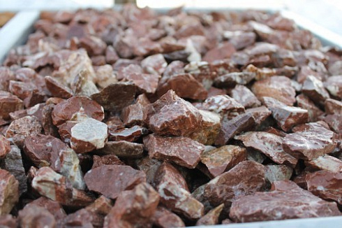 Kamenclub.ru: Мраморная крошка (щебень крошка розовый) фр. 20-40 мм.  купить в Королеве мрамор розовый, красный мраморная крошка декоративная 11000 руб/т   фото КАМЕНЬ КЛУБ