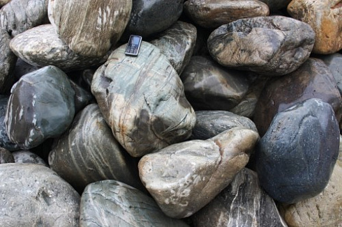 Kamenclub.ru: Речной валун Кабанчик фр.300-500 мм.  купить в Королеве крупный природный камень галька серый, темно-серый речной валун галечник масштабный 7000 руб/т   фото КАМЕНЬ КЛУБ