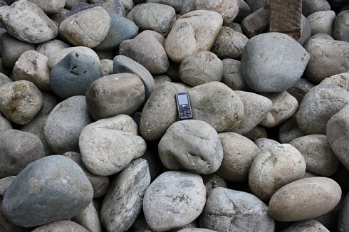 Kamenclub.ru: Темно-серый валунчик фр.100-300 мм.  купить в Королеве крупный природный камень серый, темно-серый, светло-серый речная галька большого размера окатанная 4500 руб/т   фото КАМЕНЬ КЛУБ