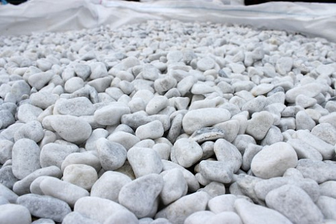 Kamenclub.ru: Мраморная крошка (щебень галтованный белый) фр.10-20 мм.  купить в Королеве мрамор белый, молочный, айвори окатанный округлый декоративный ландшафтный щебень 17000 руб/т   фото КАМЕНЬ КЛУБ