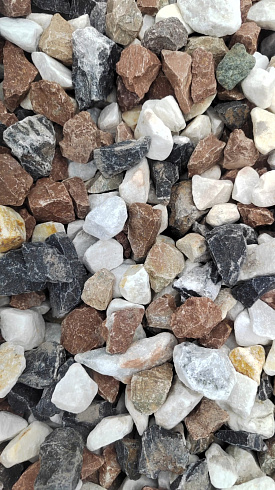 Kamenclub.ru: Мраморная крошка (щебень крошка микс : белый-черный-розовый) фр. 20-40 мм.  купить в Королеве мрамор белый, черный, розовый декоративная ландшафтная крошка 12000 руб/т   фото КАМЕНЬ КЛУБ