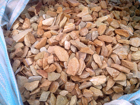 Kamenclub.ru: Щебень крошка желтый (ЗЛАТОЛИТ) фр. 5-10 мм.  купить в Королеве мрамор золотистый, бежевый, желтый каменная ландшафтная декоративная крошка здатолита 8500 руб/т   фото КАМЕНЬ КЛУБ