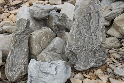 Kamenclub.ru: Песчаник декоративный ландшафтный (фр. 300-500 мм)  купить в Королеве песчаник желтый рыжий серый зеленый валун речной окатанный природный песчаника 4 500 руб/т   фото КАМЕНЬ КЛУБ