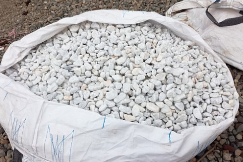 Kamenclub.ru: Мраморная крошка (щебень галтованный белый), фр.20-40 мм.  купить в Королеве мрамор белый бежевый молочный мраморный щебень декоративный 17000 руб/т   фото КАМЕНЬ КЛУБ