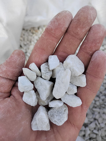 Kamenclub.ru: Мраморная крошка, щебень, цвет-белый, фр. 10-20 мм.  купить в Королеве мрамор белый, молочный айвори каменная ландшафтная декоративная крошка шебня 12000 руб/т   фото КАМЕНЬ КЛУБ