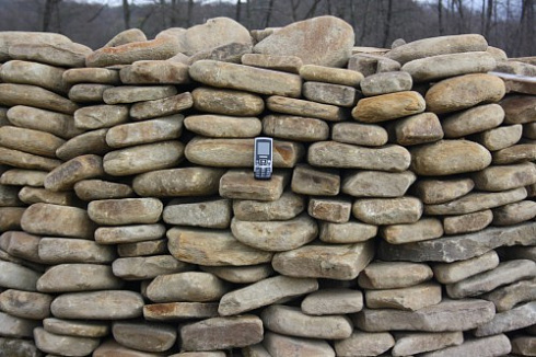 Kamenclub.ru: Песчаник для мощения дорожек, площадок, парковок ( фр 5-10 см)  купить в Королеве песчаник  серый желтый коричневый рыжий песчаник оголтованный окатанный 6500 руб/т   фото КАМЕНЬ КЛУБ