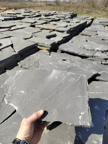 Kamenclub.ru: Песчаник пластушка светло-серый (2,0 см)  купить в Королеве плитняк- ластушка светло-серый, серый рваный ландшафтный плитняк колотый 13800 руб/м3   фото КАМЕНЬ КЛУБ