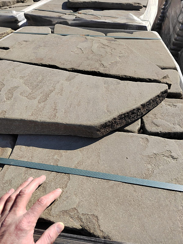 Kamenclub.ru: Песчаник галтованный для облицовки (фр. 2-5 см)  купить в Королеве песчник рыжий желтый серый песчаник окатанный речной 6 000 руб/т   фото КАМЕНЬ КЛУБ