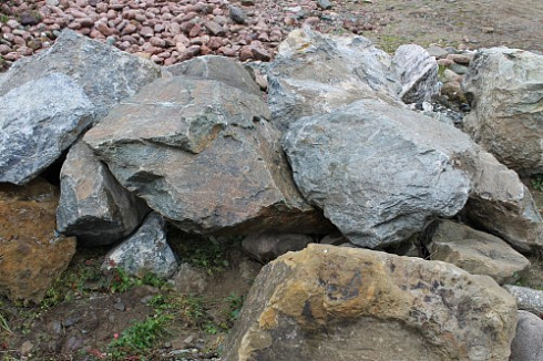 Kamenclub.ru: Змеевик скальник фр. 500-1500 мм.  купить в Королеве змеевик зеленый серый черный глыба скальная колотая 7500 руб/т   фото КАМЕНЬ КЛУБ